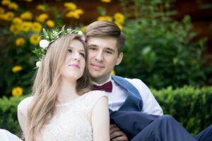 Fotografia ślubna plener Tarnów – para młoda w ogrodzie, panna młoda z wiankiem kwiatowym