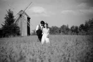 Fotograf ślubny Kraków – czarno-białe zdjęcie pary młodej przy wiatraku w plenerze