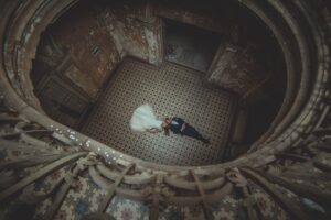 Fotograf ślubny Katowice – para młoda sfotografowana z góry w zabytkowej klatce schodowej pałacu