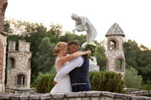 Fotografia ślubna plener Rzeszów - para młoda przy kamiennych wieżyczkach