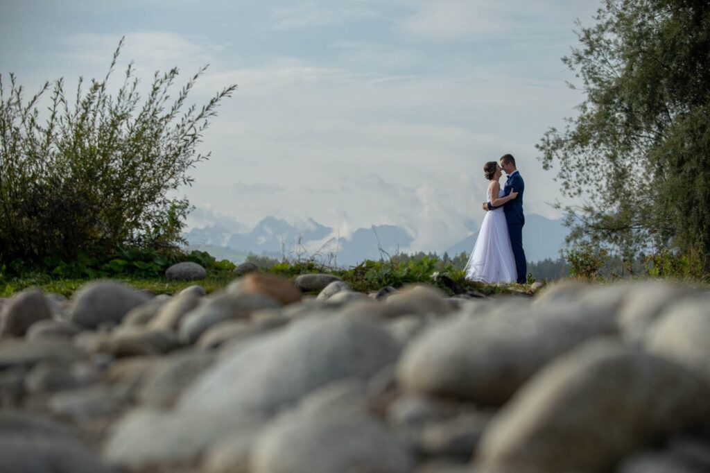 Fotograf ślubny Kraków – para młoda na tle Tatr podczas plenerowej sesji ślubnej