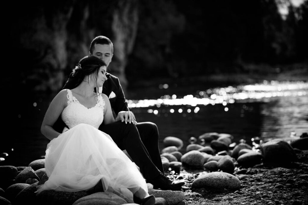 Sesja plenerowa ślubna Nowy Targ – para młoda nad rzeką w czarno-białej fotografii