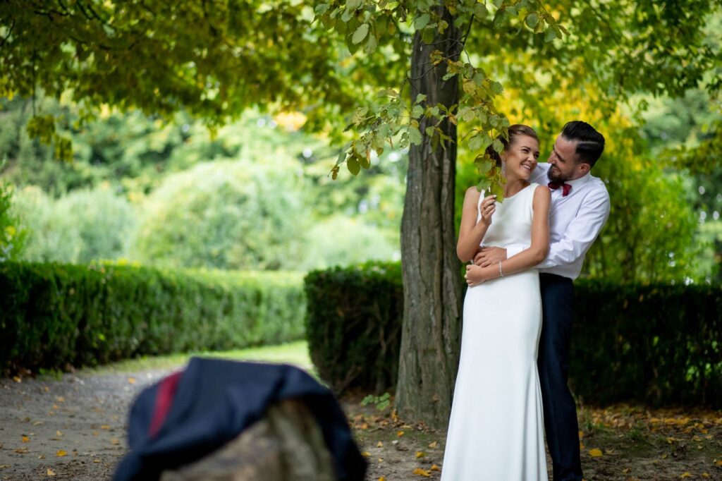 Sesja plenerowa ślubna Małopolska – para młoda w parku wśród zieleni