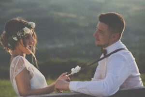 Fotograf ślubny Kraków – para młoda podczas romantycznej sesji plenerowej w górach