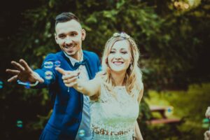 Sesja plenerowa ślubna Małopolska – radosna para młoda z balonami mydlanymi