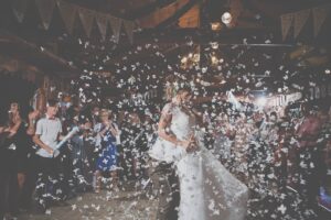 fotografia ślubna Niepołomice - pierwszy taniec pary młodej z konfetti motylkami